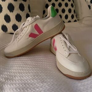 VEJA V-12 NEW PINK GREEN WHITE MESH 9 40